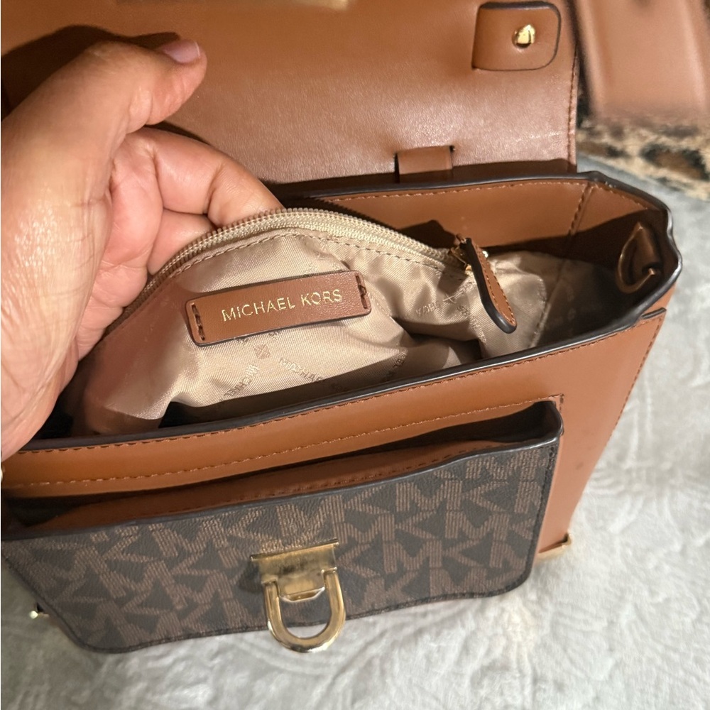Michael Kors Manhattan Brown  Print Satchel - Picture 3 of 8